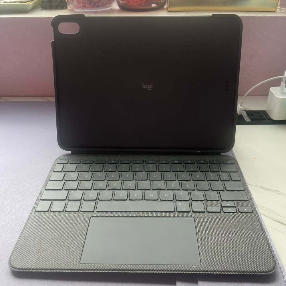Logitech Ipad Air 4th/5th versions Touch Keyboard Case